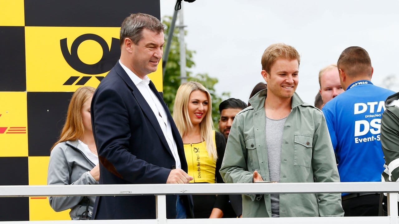 Bayerns Ministerpräsident Markus Söder (l) und der ehemalige Formel-1-Pilot Nico Rosberg verfolgen das Rennen auf dem Norisring.