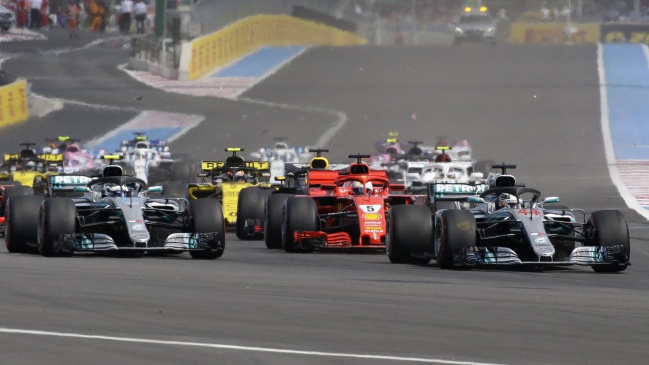Hamilton (r) vom Team Mercedes unmittelbar nach dem Start in Führung liegend.