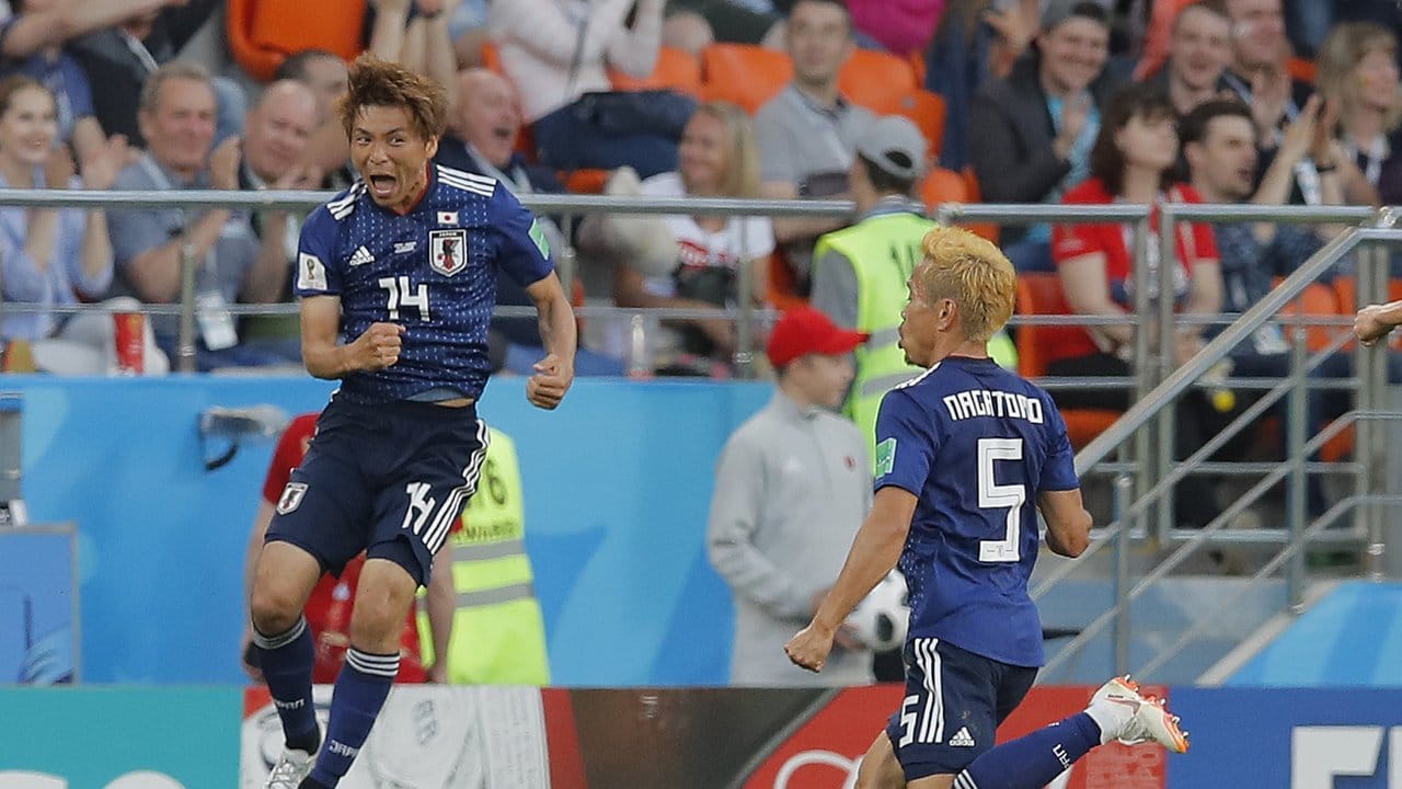 Takashi Inui (l) feiert mit Teamkollege Yuto Nagatomo den Treffer zum 1:1.