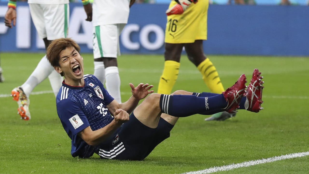 Der Japaner Yuya Osako sitzt nach einer vergebenen Torchance auf dem Rasen und hadert mit sich.