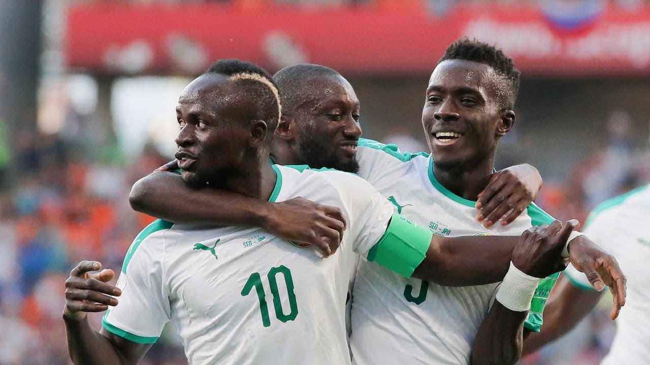 Senegals Torschütze Sadio Mane (l) bejubelt mit seinen Teamkollegen die 1:0-Führung gegen Japan.