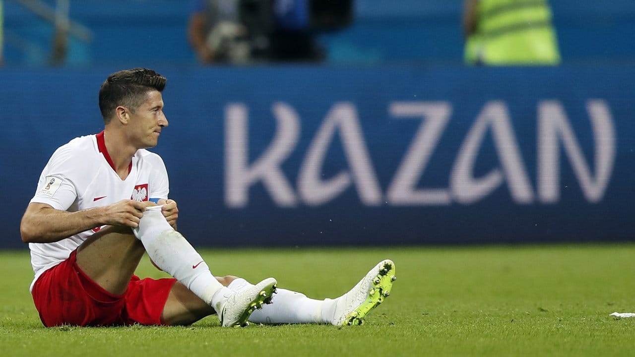 Polens Stürmerstar Robert Lewandowski kann das WM-Aus nicht fassen.
