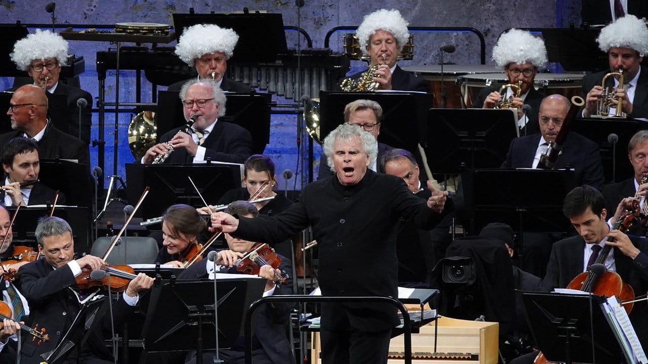 Sir Simon Rattle mit seinem Musikern in Feierlaune beim Waldbühnen-Konzert.