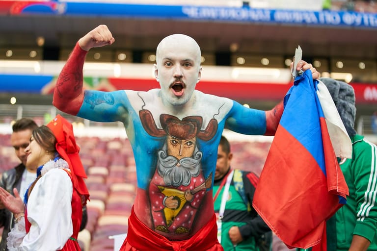 Ein russischer Fan feiert den Achtelfinaleinzug seines Teams.