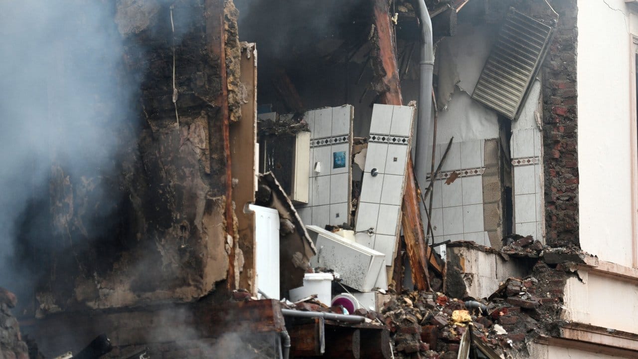 Die Detonation hatte große Teile des Hauses mit drei Etagen und einem Dachgeschoss regelrecht weggesprengt. Die Detonation hatte große Teile des Hauses mit drei Etagen und einem Dachgeschoss regelrecht weggesprengt.