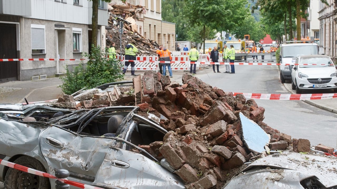 Backsteine flogen durch die Luft und zerstörten ein Auto, das in der Nähe des Hauses geparkt war. Backsteine flogen durch die Luft und zerstörten ein Auto, das in der Nähe des Hauses geparkt war.