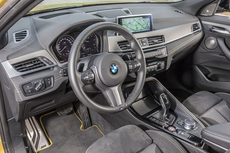 BMW X2: Angesichts dessen, dass der X2 in der 50.000-Euro-Liga mitspielt, sollten die Oberfläche und Abdeckungen solider und hochwertiger ausfallen.