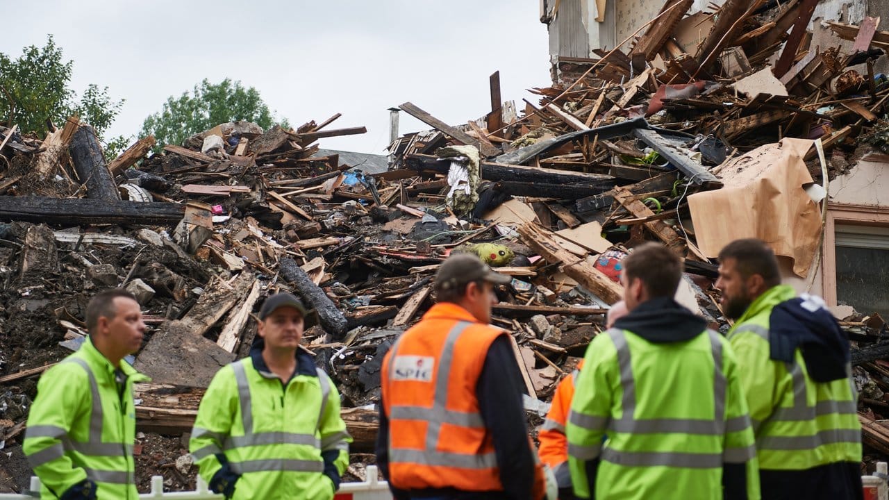Rettungskräfte vor den Trümmern des zerstörten Hauses in Wuppertal. Rettungskräfte vor den Trümmern des zerstörten Hauses in Wuppertal.