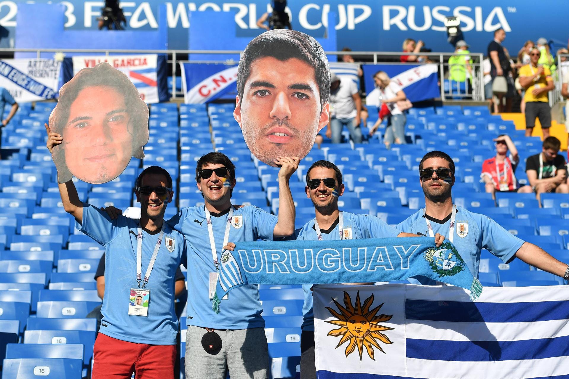 Doppelt hält besser: Uruguay-Fans halten Luis Suarez und Edinson Cavani als Pappkameraden in die Höhe.