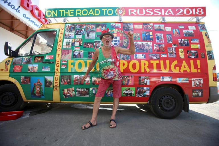 Dieser Portugal-Fan ist mit seinem Sprinter zur WM gekommen. Das besondere an seinem Fahrzeug ist, dass es mit Fan-Fotos seiner Nationalmannschaft beklebt ist.