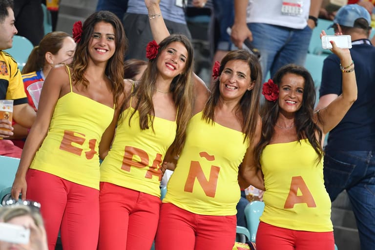 Spanische Fans in den traditionellen Nationalfarben: Die vier Frauen feuern ihre Nationalelf an.