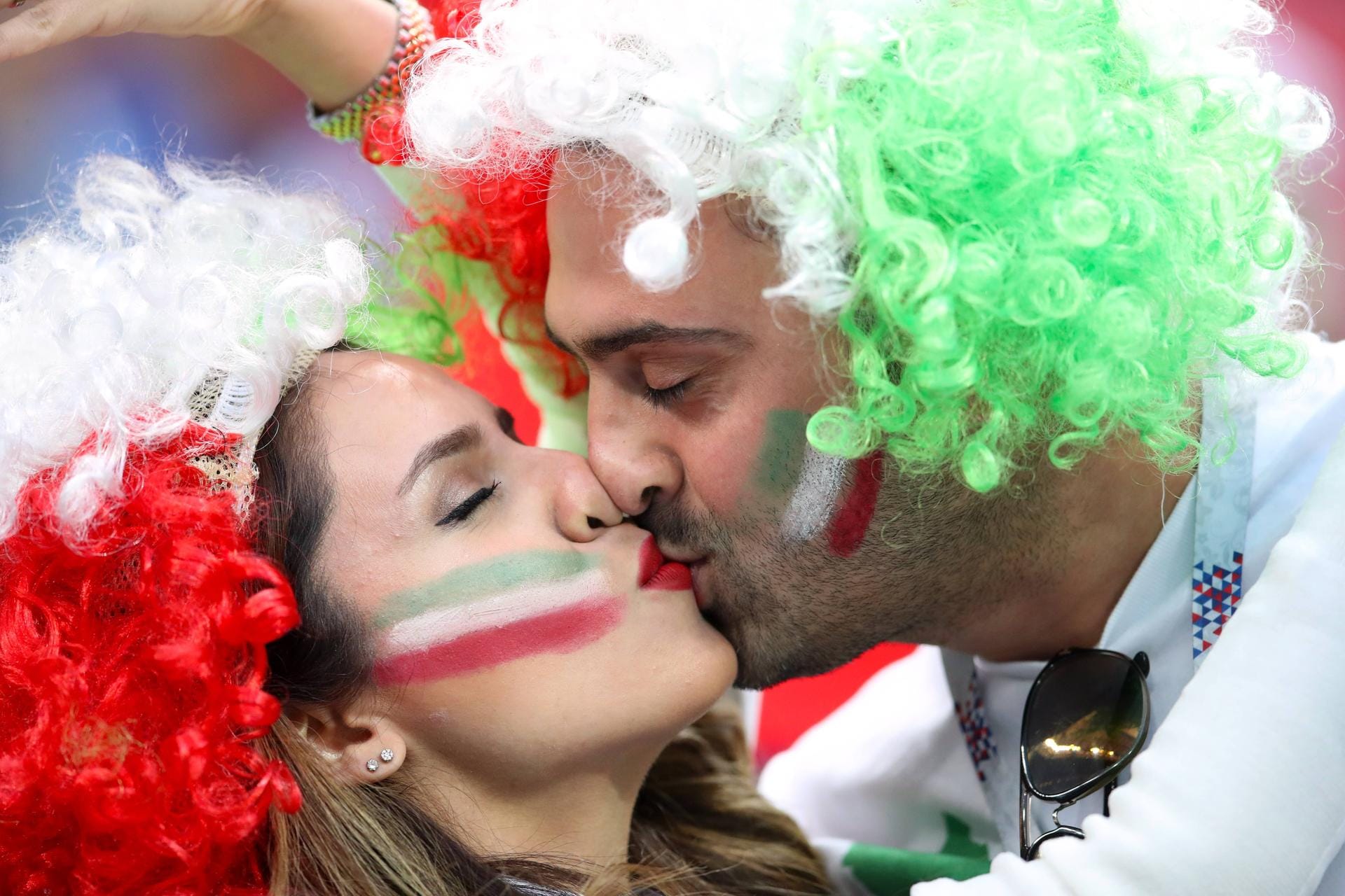 Dieses iranische Pärchen tröstet sich nach der Niederlage gegen Spanien.