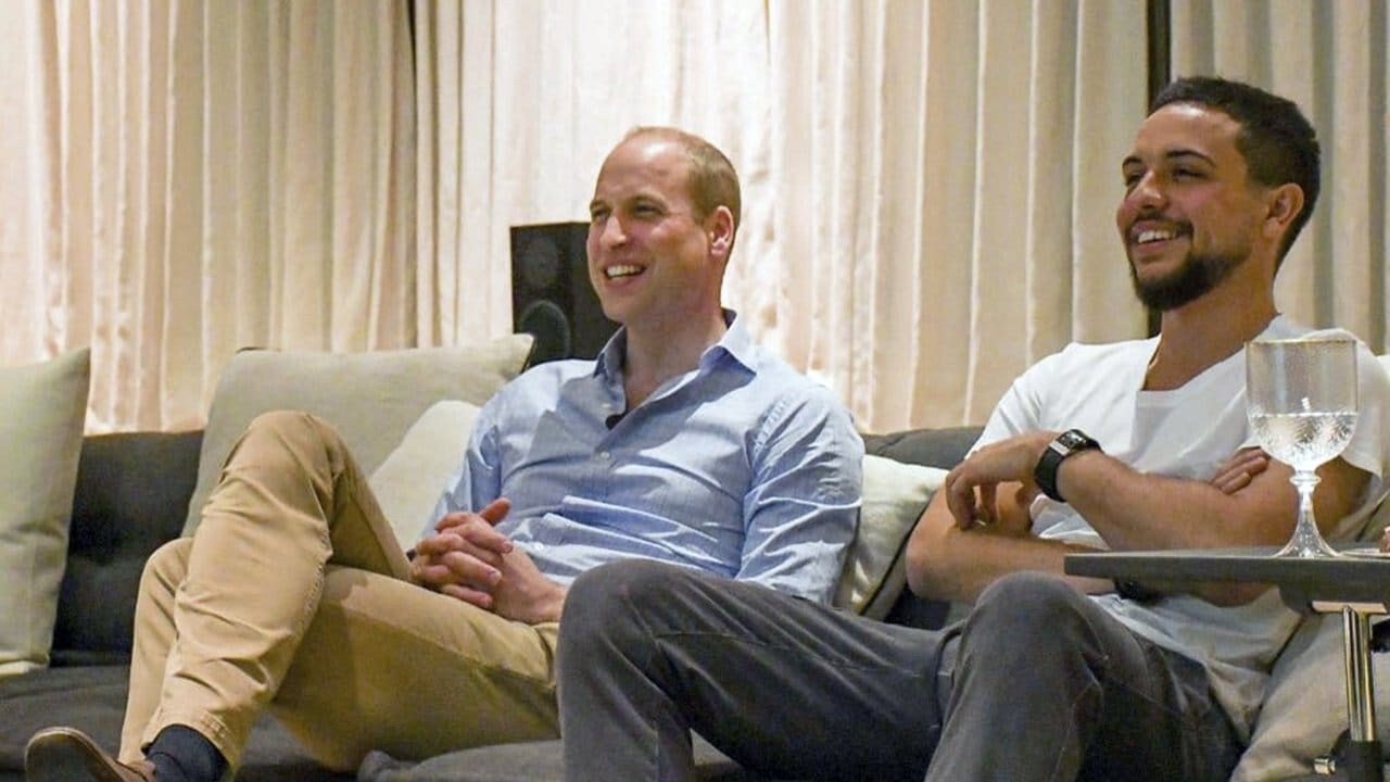 Prinz William (l) und Kronprinz Hussein von Jordanien schauten sich die WM-Begegnung Panama - England an.
