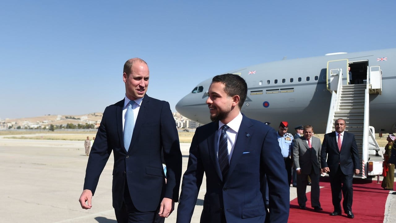 Der britische Prinz William (l) wiurde von Jordaniens Kronprinz Hussein (r) auf dem Flugfeld begrüßt.