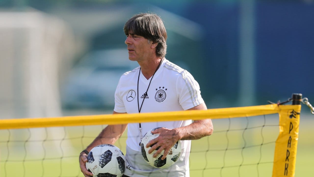 Bundestrainer Joachim Löw leitet das Training im WM-Quartier.