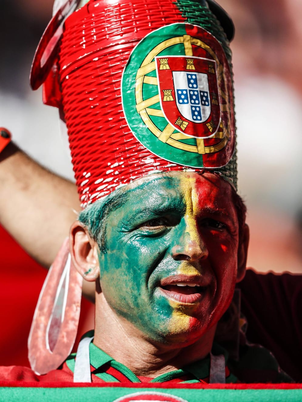 Ein Portugal-Fan im Luzhniki Stadion bejubelt den Sieg über Marokko.