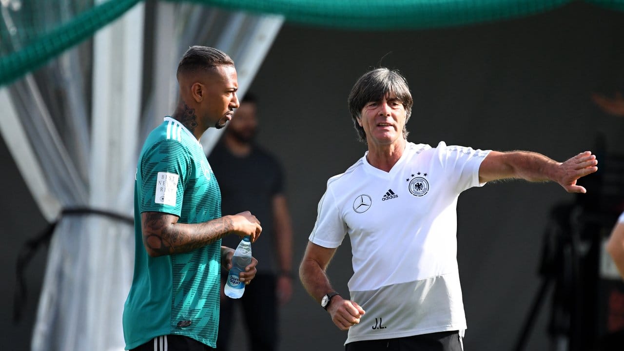 Bundestrainer Joachim Löw spricht beim Training mit Jerome Boateng.