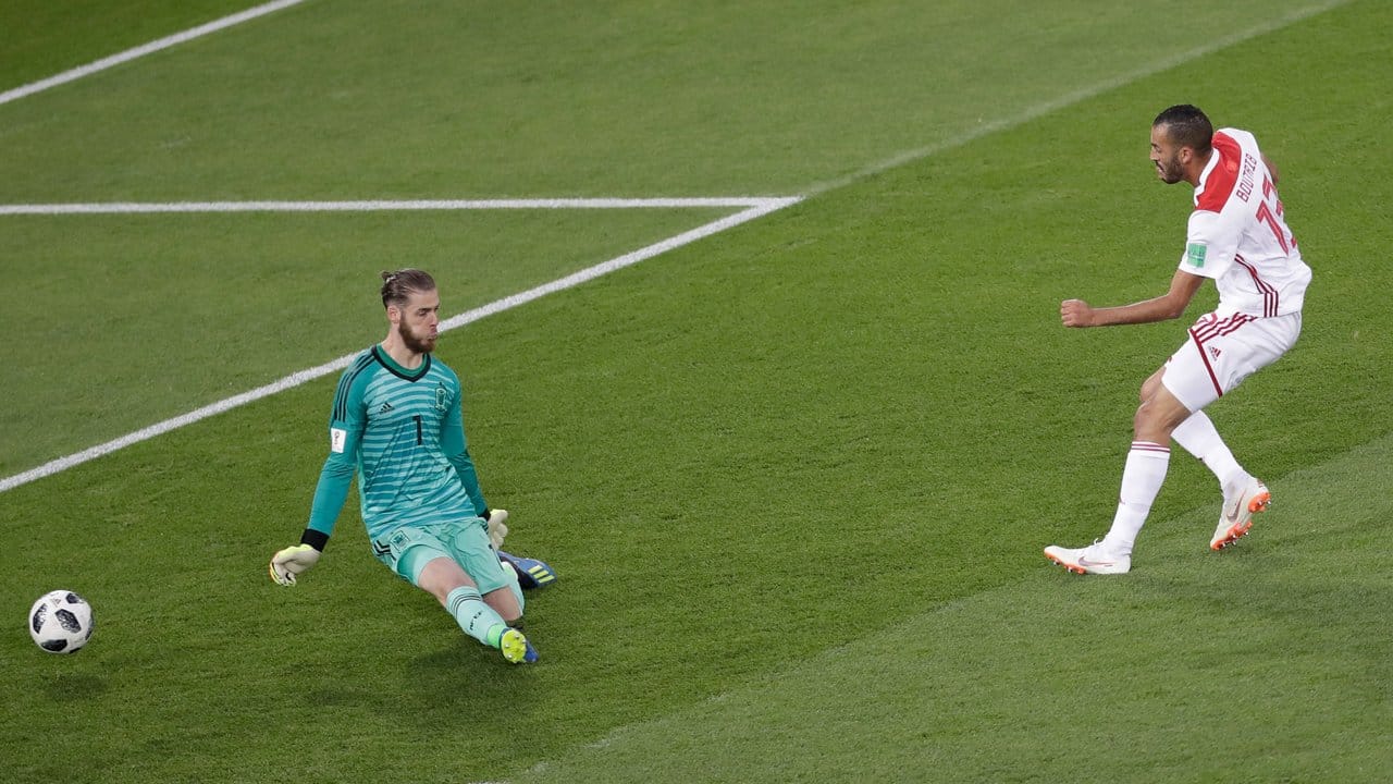 Marokkos Khalid Boutaib (r) trifft gegen Spaniens Torhüter David de Gea zum 1:0 für Marokko.