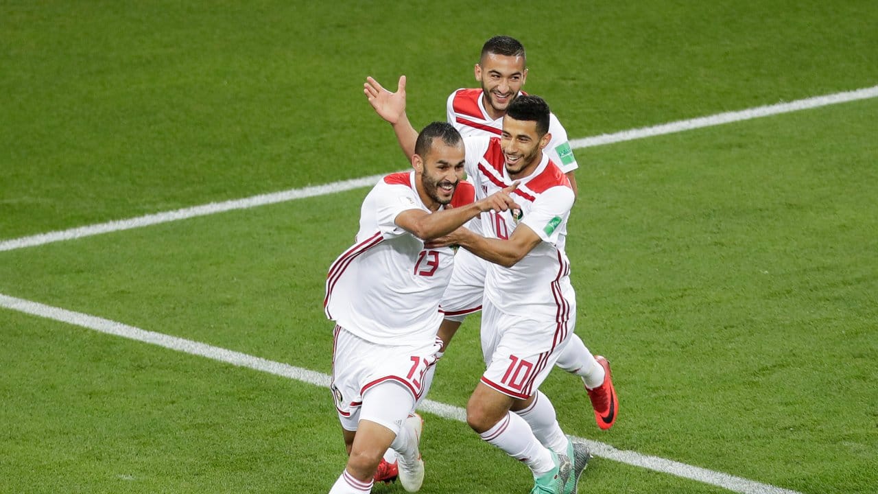 Marokkos Khalid Boutaib (l) bejubelt mit seinen Teamkollegen den Treffer zum 1:0.