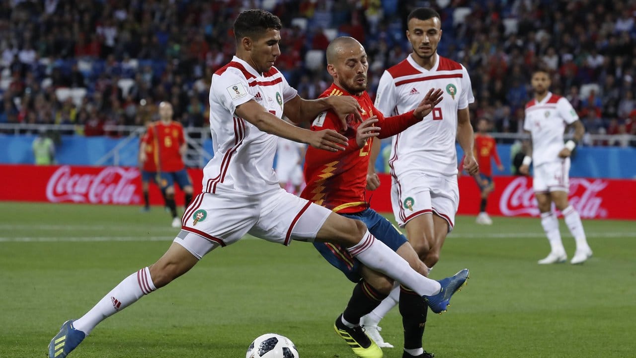 Marokkos Achraf Hakimi schirmt den Ball geschickt vor Spaniens David Silva ab.