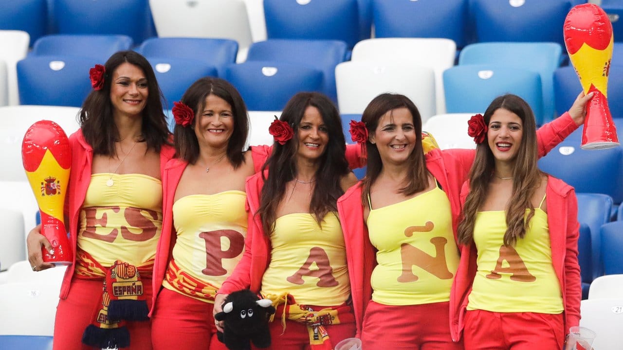 Weibliche spanische Fans posieren gemeinsam für ein Foto auf den Tribünen im Stadion.