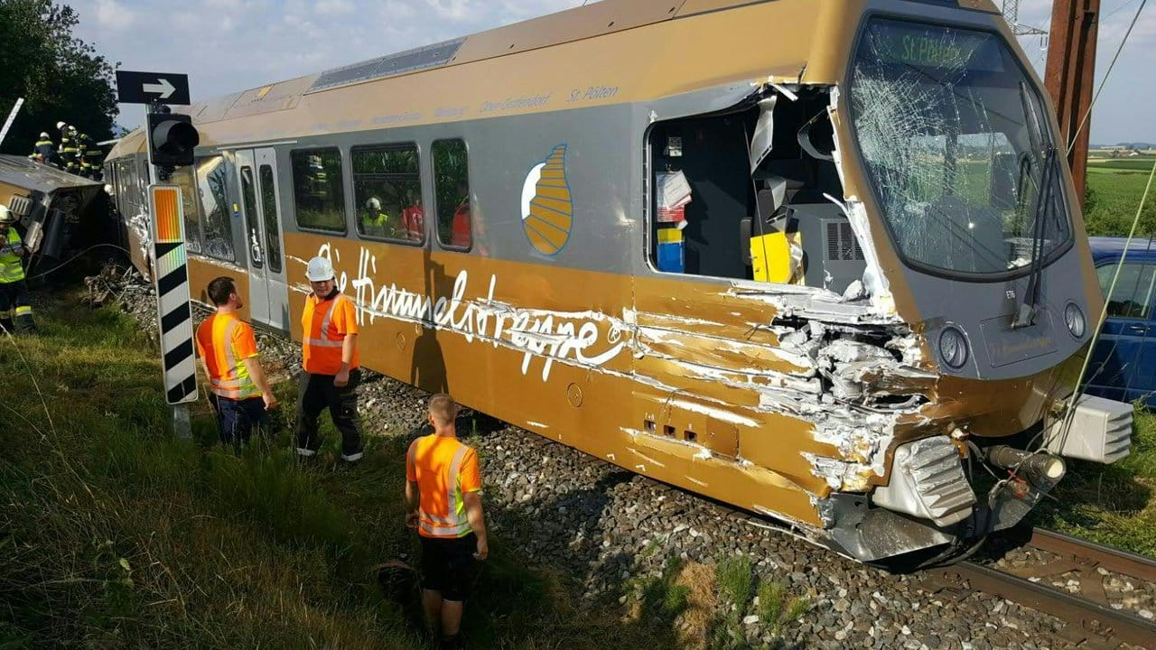 Der Nahverkehrszug mit etwa 80 Fahrgästen entgleiste in der Nähe der Ortschaft Völlerndorf in Niederösterreich.