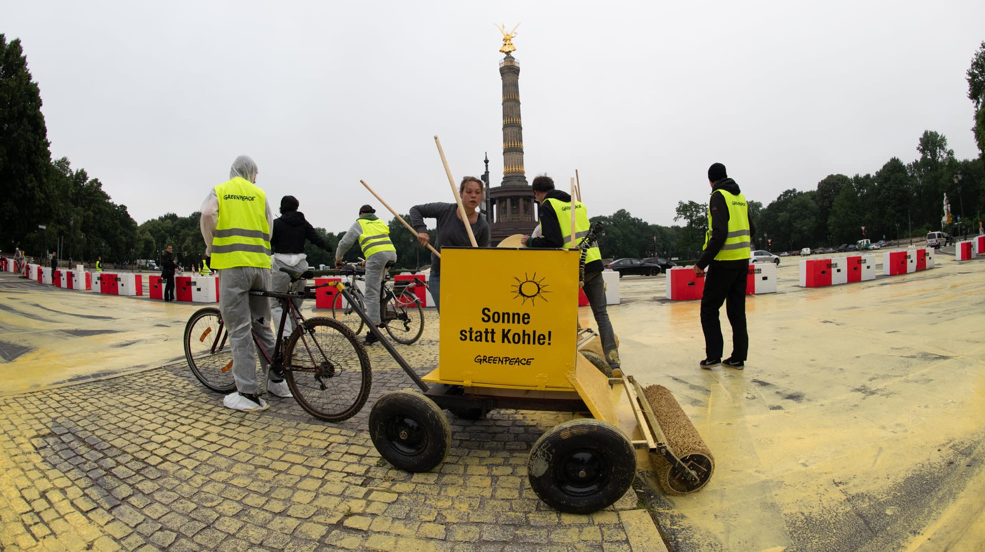 "Sonne statt Kohle": Mit dem Farbprotest protestieren die Umweltschützer gegen die Sitzung der Kohlekommission.