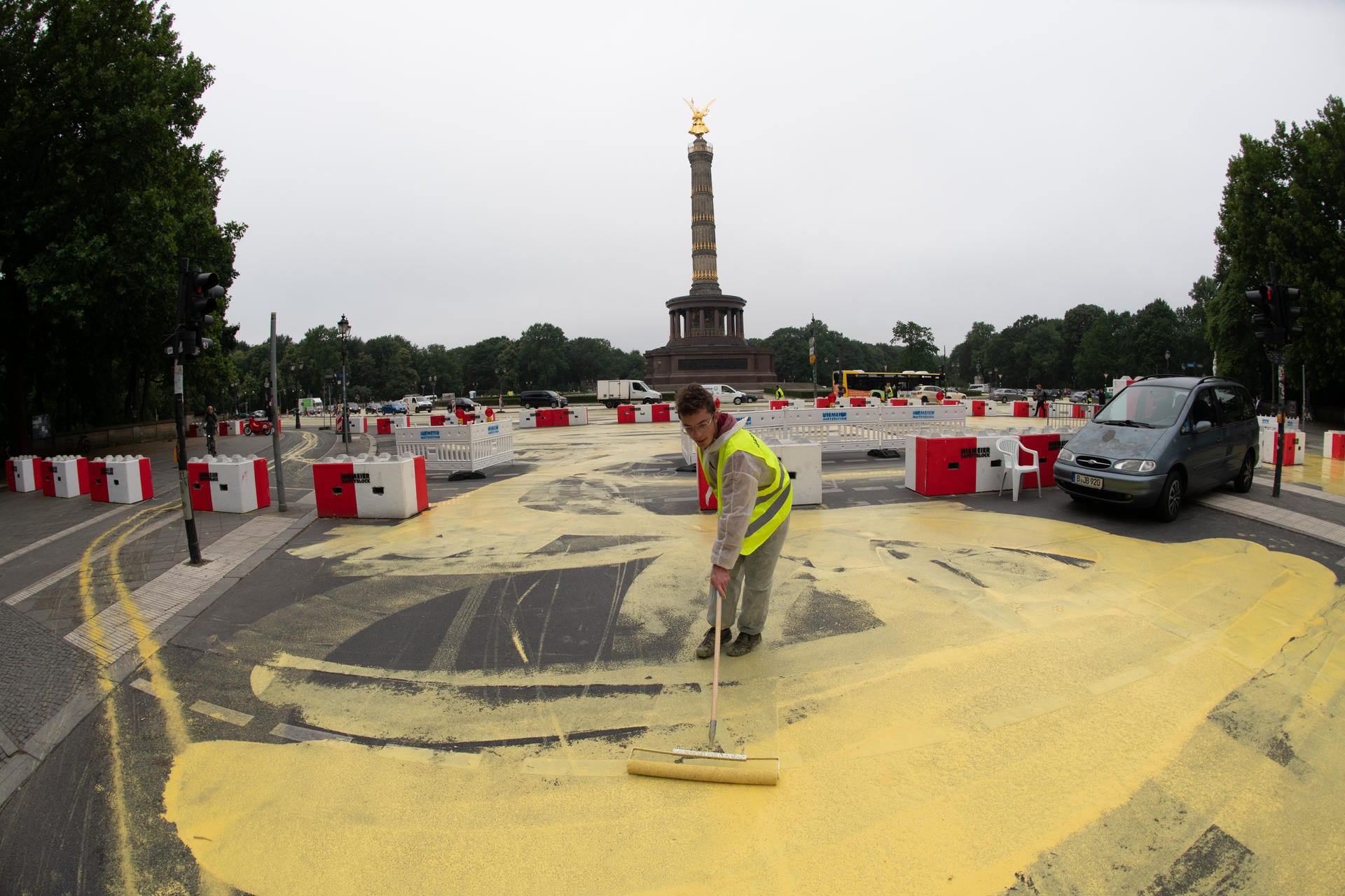 Greenpeace-Aktivist: Die Farbe am Großen Stern, rund um die Siegessäule, ist ökologisch abbaubar.