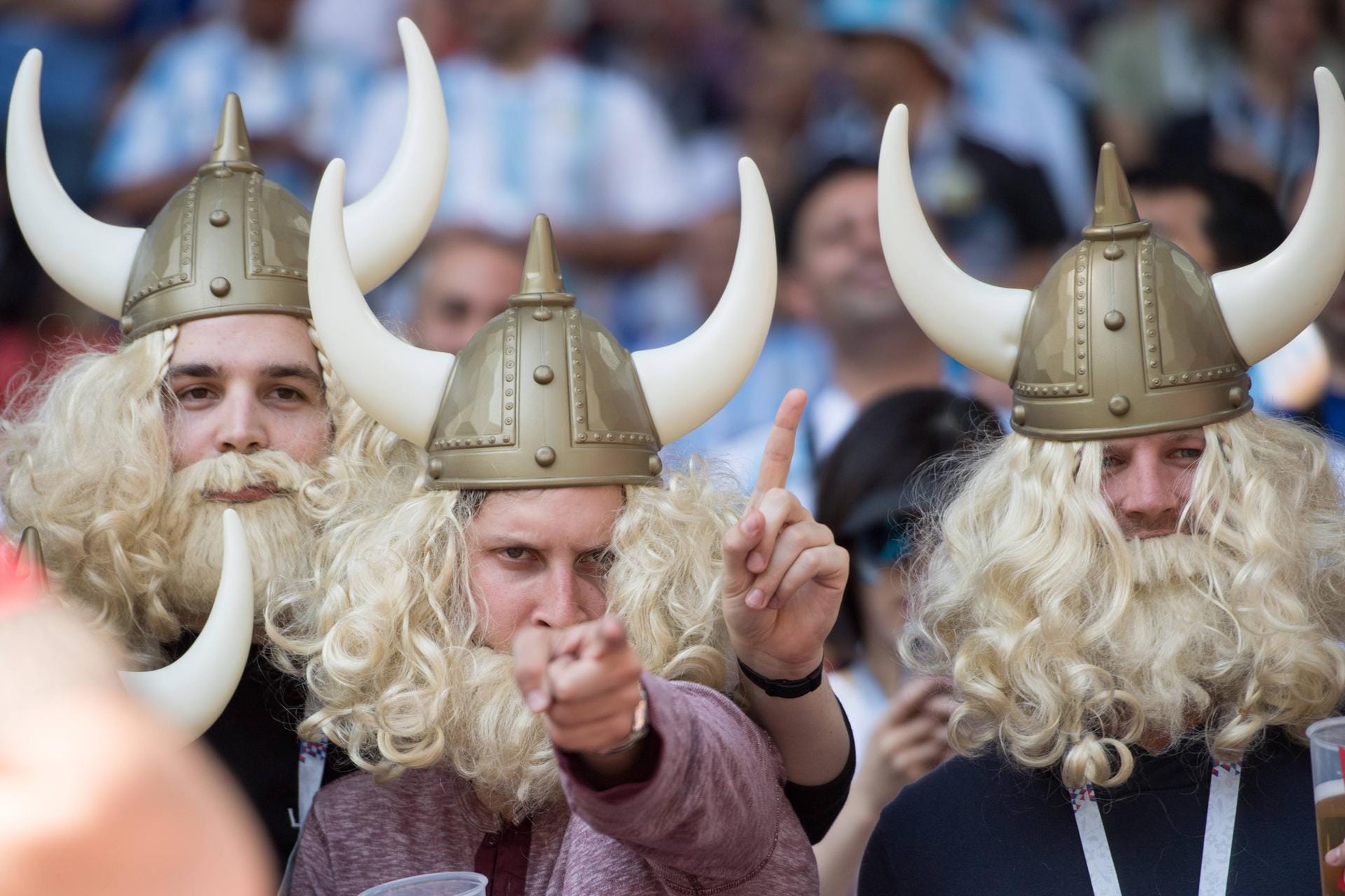 Fans mit Wikingerhelmen: Wen die Anhänger wohl anfeuern? Natürlich die Isländer, die zum ersten Mal an einer WM teilnehmen.