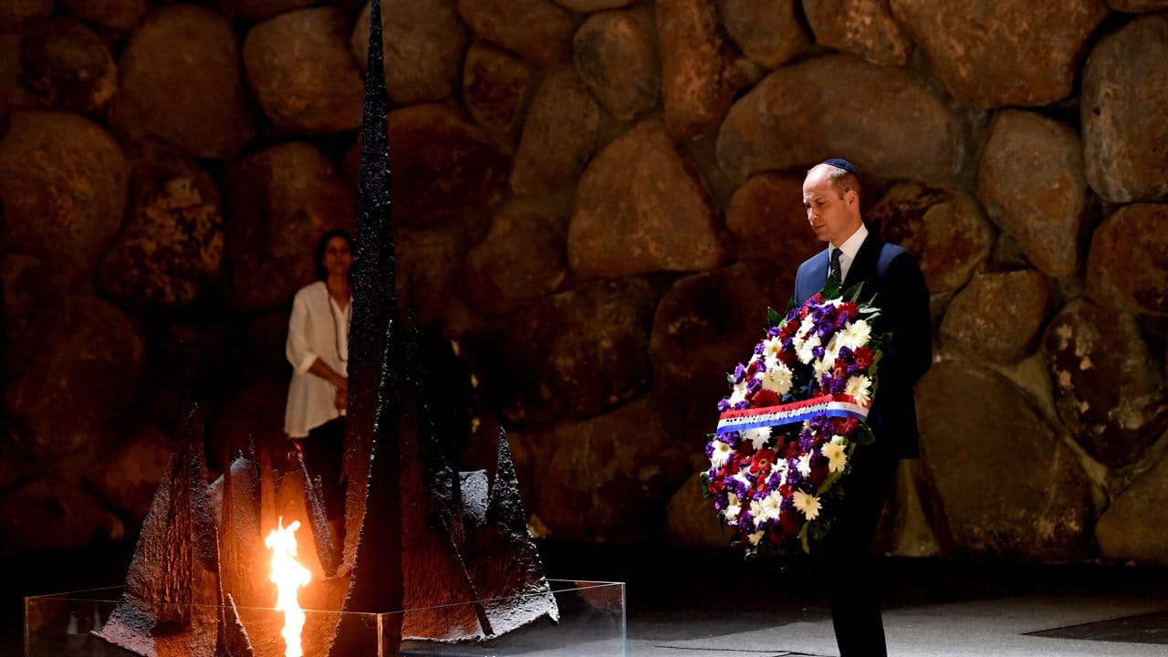 Prinz William legt einen Blumenkranz in Gedenken der Holocaust-Opfer in der Halle der Namen in der Holocaust-Gedenkstätte Yad Vashem nieder. Prinz William legt einen Blumenkranz in Gedenken der Holocaust-Opfer in der Halle der Namen in der Holocaust-Gedenkstätte Yad Vashem nieder.