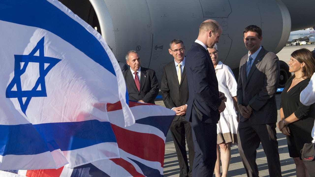 Prinz William wird am Flughafen Ben-Gurion begrüßt. Prinz William wird am Flughafen Ben-Gurion begrüßt.