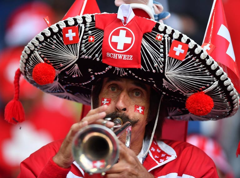 Ein Unterstützer der Schweiz mit traditionellem Blasinstrument: Die etwas andere Art im Stadion für Stimmung zu sorgen.