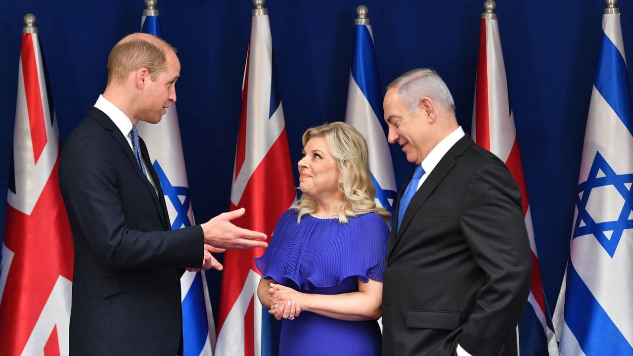 Prinz William im Gespräch mit Ministerpräsident Benjamin Netanjahu und seiner Frau Sara Ben-Artzi. Prinz William im Gespräch mit Ministerpräsident Benjamin Netanjahu und seiner Frau Sara Ben-Artzi.