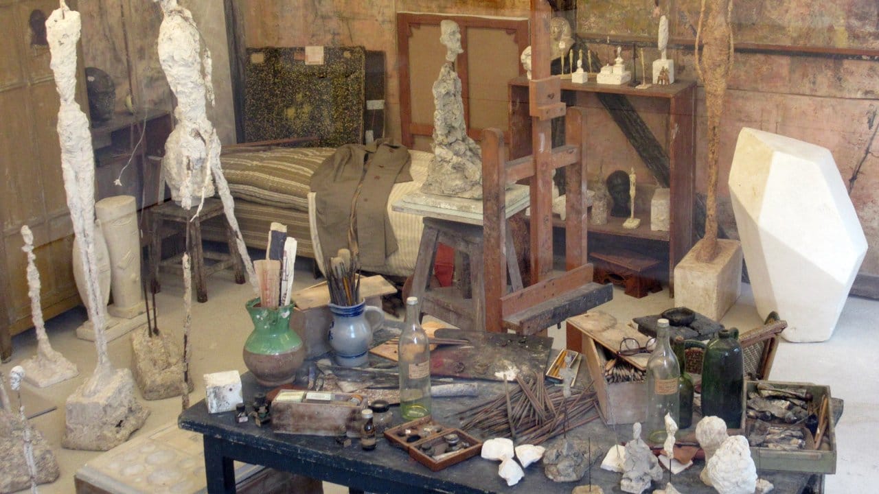 Die hinter Glas ausgestellte Nachbildung des Ateliers von Alberto Giacometti. Die hinter Glas ausgestellte Nachbildung des Ateliers von Alberto Giacometti.