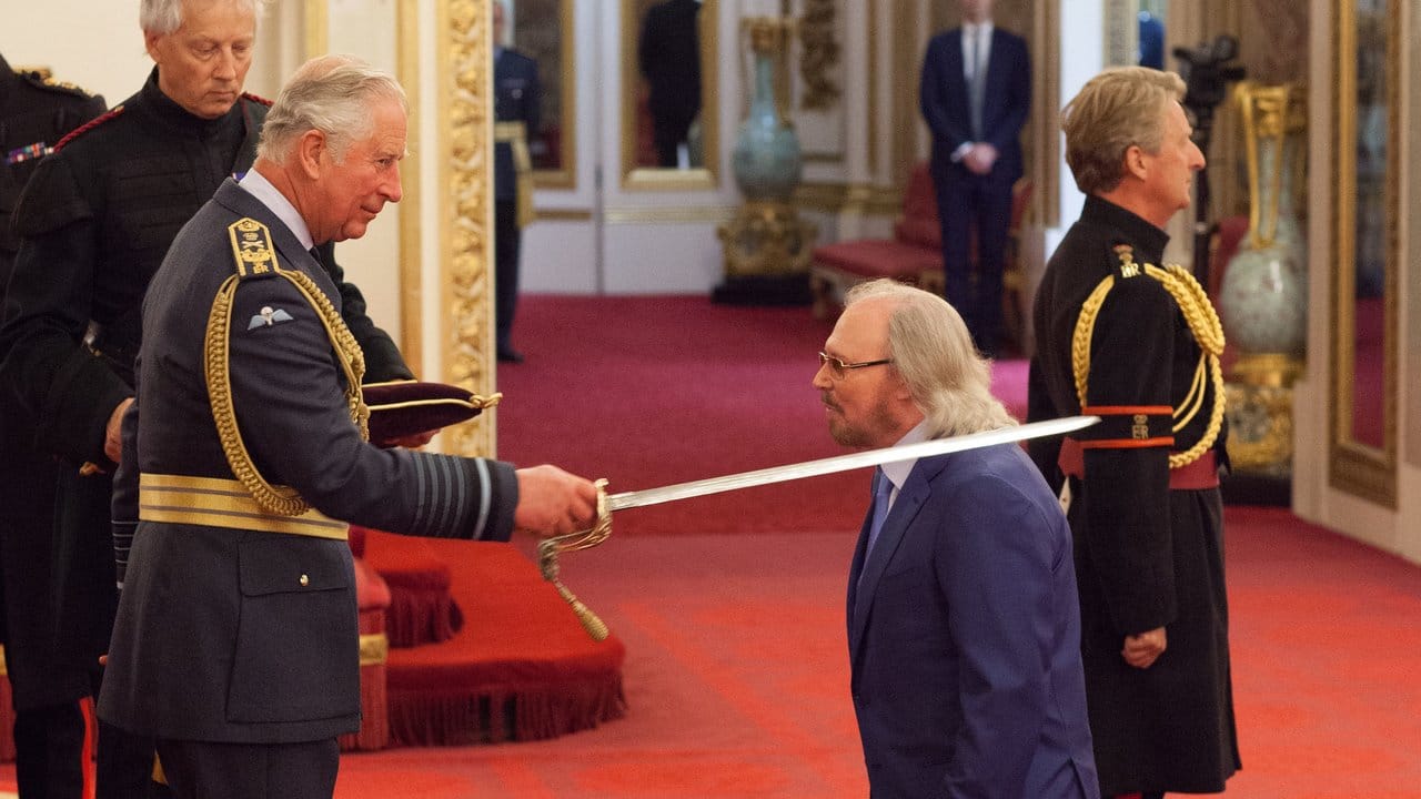 Der britische Prinz Charles (l) schlug Barry Gibb zum Ritter.