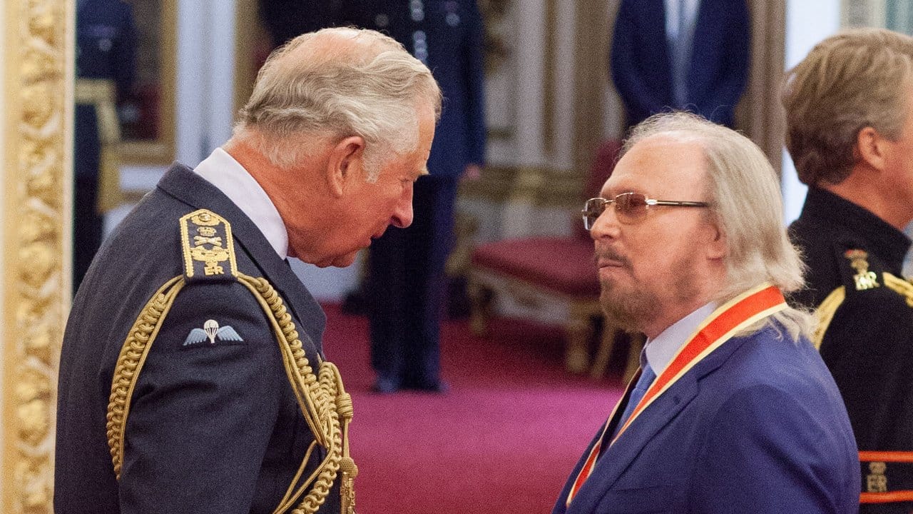 Prinz Charles (l) und Barry Gibb bei der Zeremonie im Buckingham Palast. Prinz Charles (l) und Barry Gibb bei der Zeremonie im Buckingham Palast.