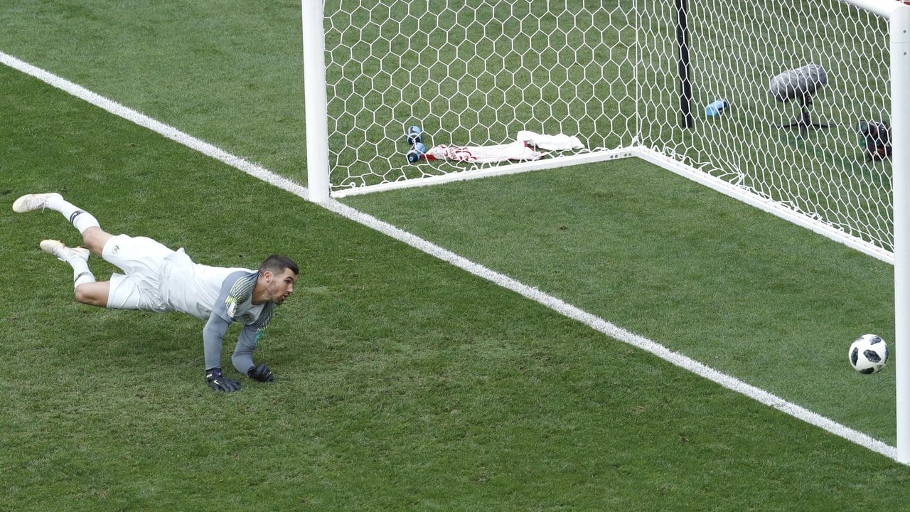 Australiens Torwart Mathew Ryan kann den Treffer zum 2:0 durch Guerrero nicht verhindern. Australiens Torwart Mathew Ryan kann den Treffer zum 2:0 durch Guerrero nicht verhindern.