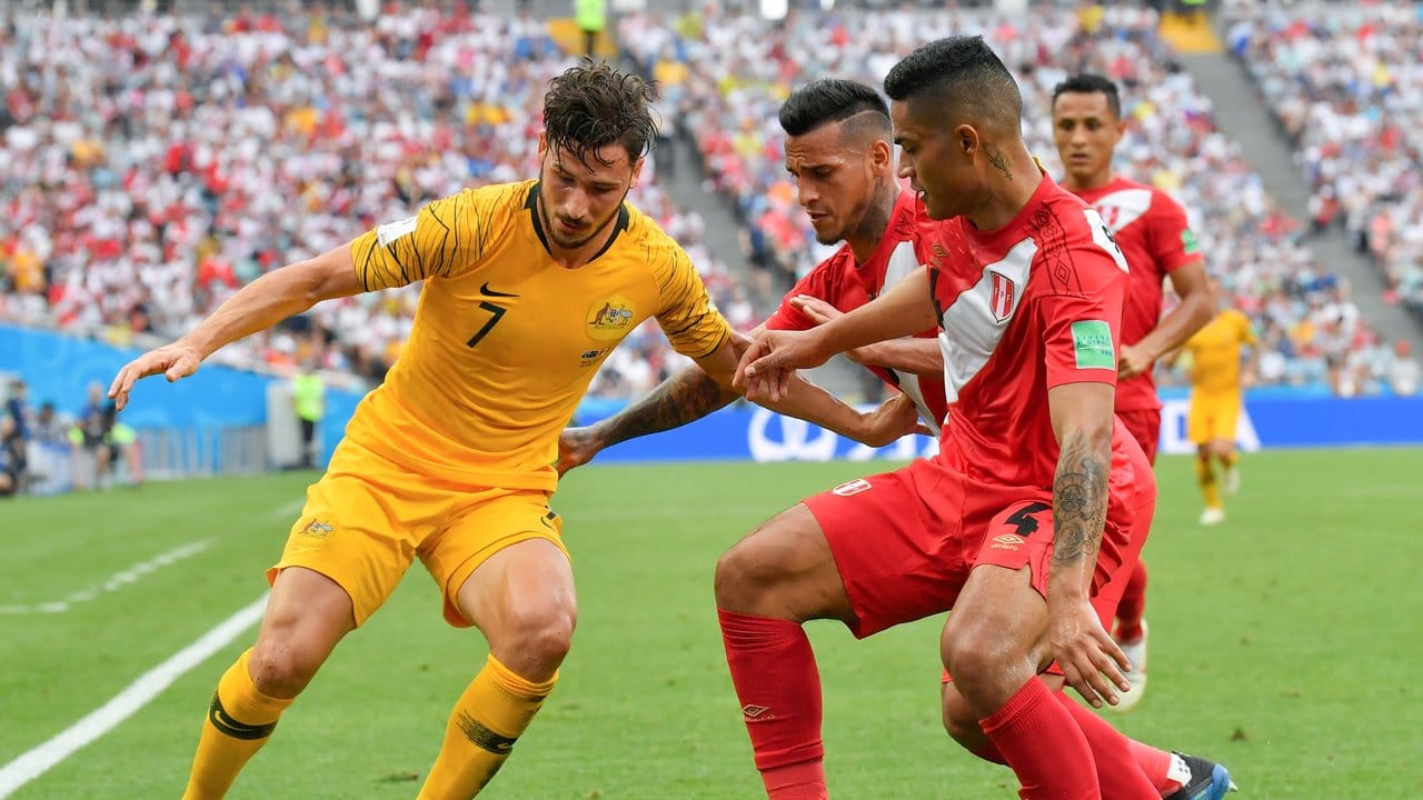 Der Australier Mathew Leckie (l) führt zwei Peruaner den Ball. Der Australier Mathew Leckie (l) führt zwei Peruaner den Ball.