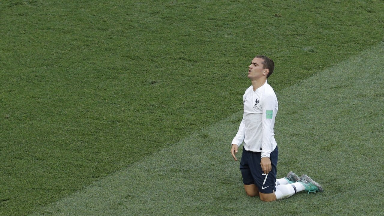 Der Franzose Antoine Griezmann kniet während des Spiels gegen die Dänen auf dem Rasen.