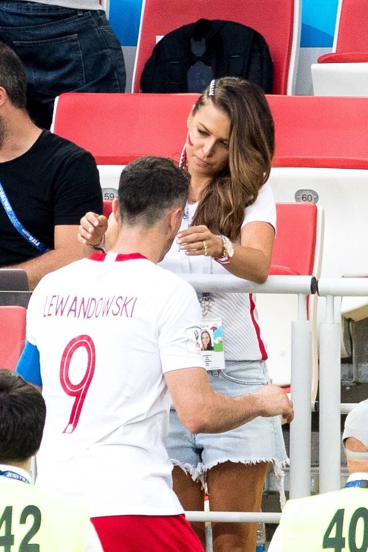 Anna Lewandowska und Robert Lewandowski: Nach dem verlorenen Match gegen Senegal wird der Stürmer von seiner Frau getröstet.