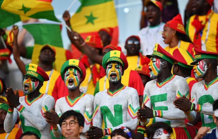 Lautstark und farbenfroh unterstützen die senegalesischen Fans ihr Team.