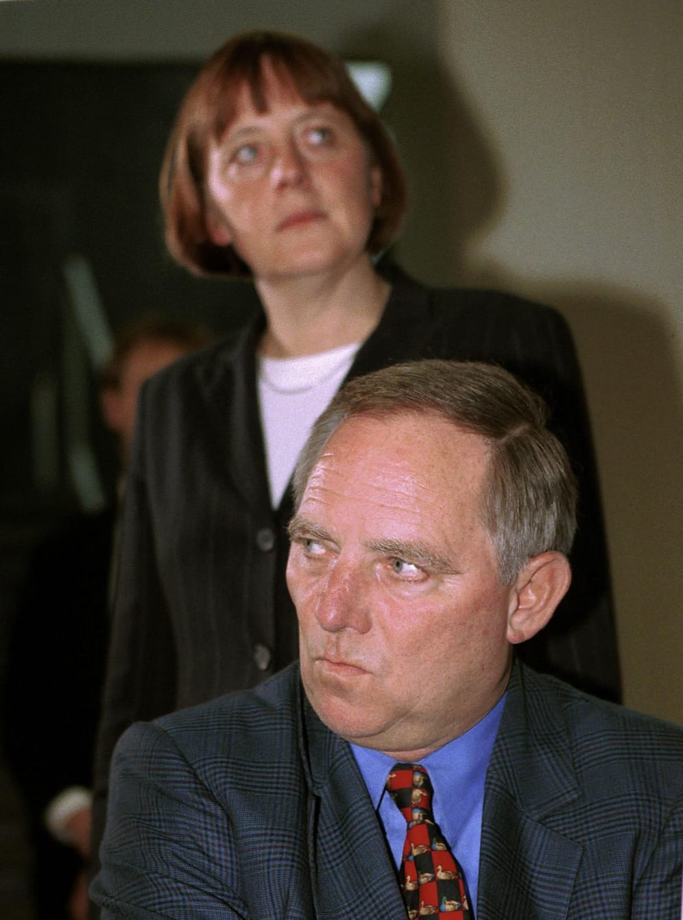 Nach dem Debakel für die CDU bei der Bundestagswahl 1998 wurde Wolfgang Schäuble CDU-Vorsitzender und Angela Merkel seine Generalsekretärin. Nach der CDU-Spendenaffäre war sie es, die in einem Gastbeitrag in der FAZ unabgesprochen eine Abnabelung von Kohl forderte und damit auch Schäuble vor den Kopf stieß.