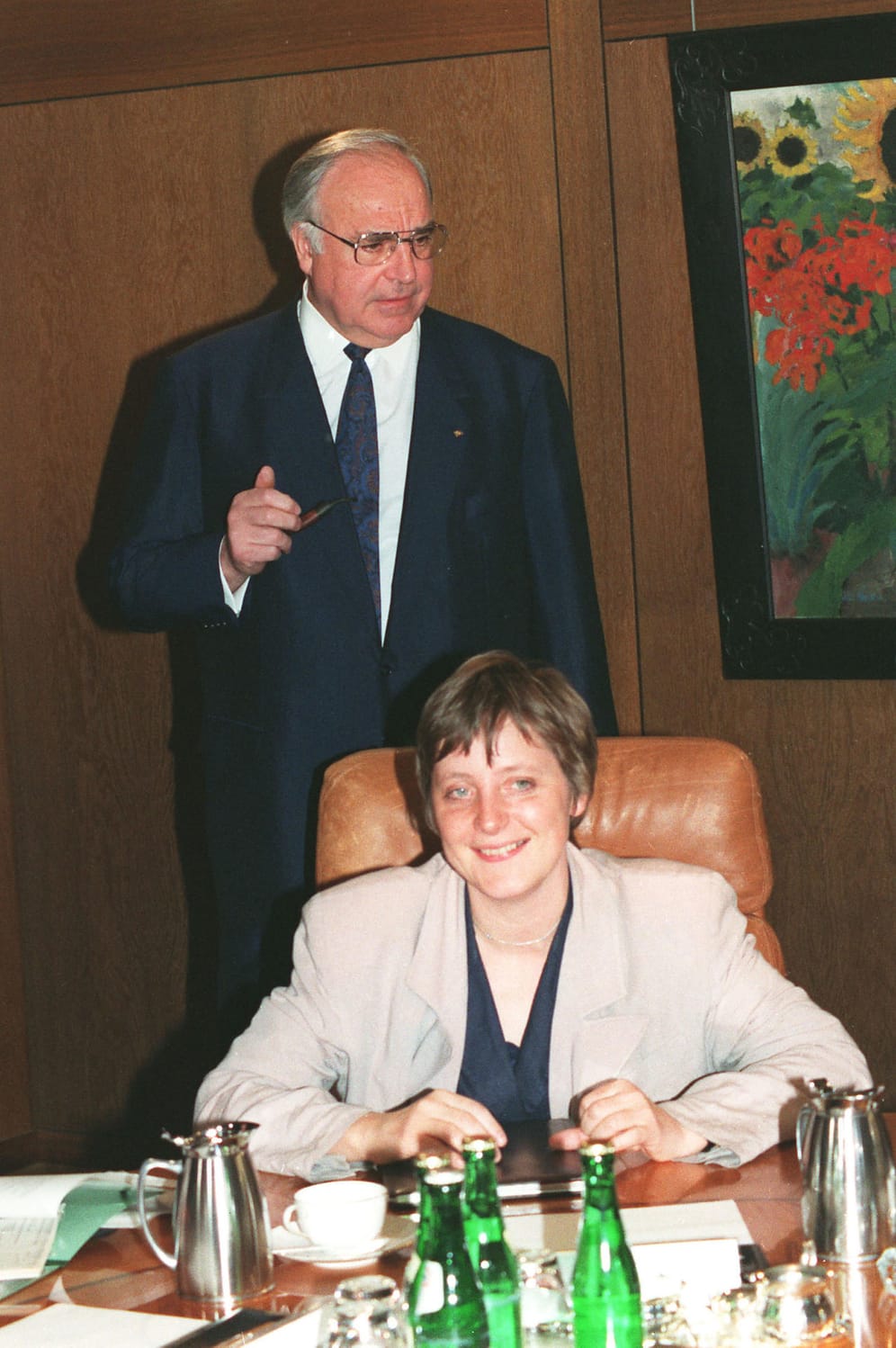 Helmut Kohl hatte sie zur Frauen- und Jugendministerin gemacht. Merkel war ohne Verbindungen und Netzwerke in der Partei fortan zunächst „Kohls Mädchen“.