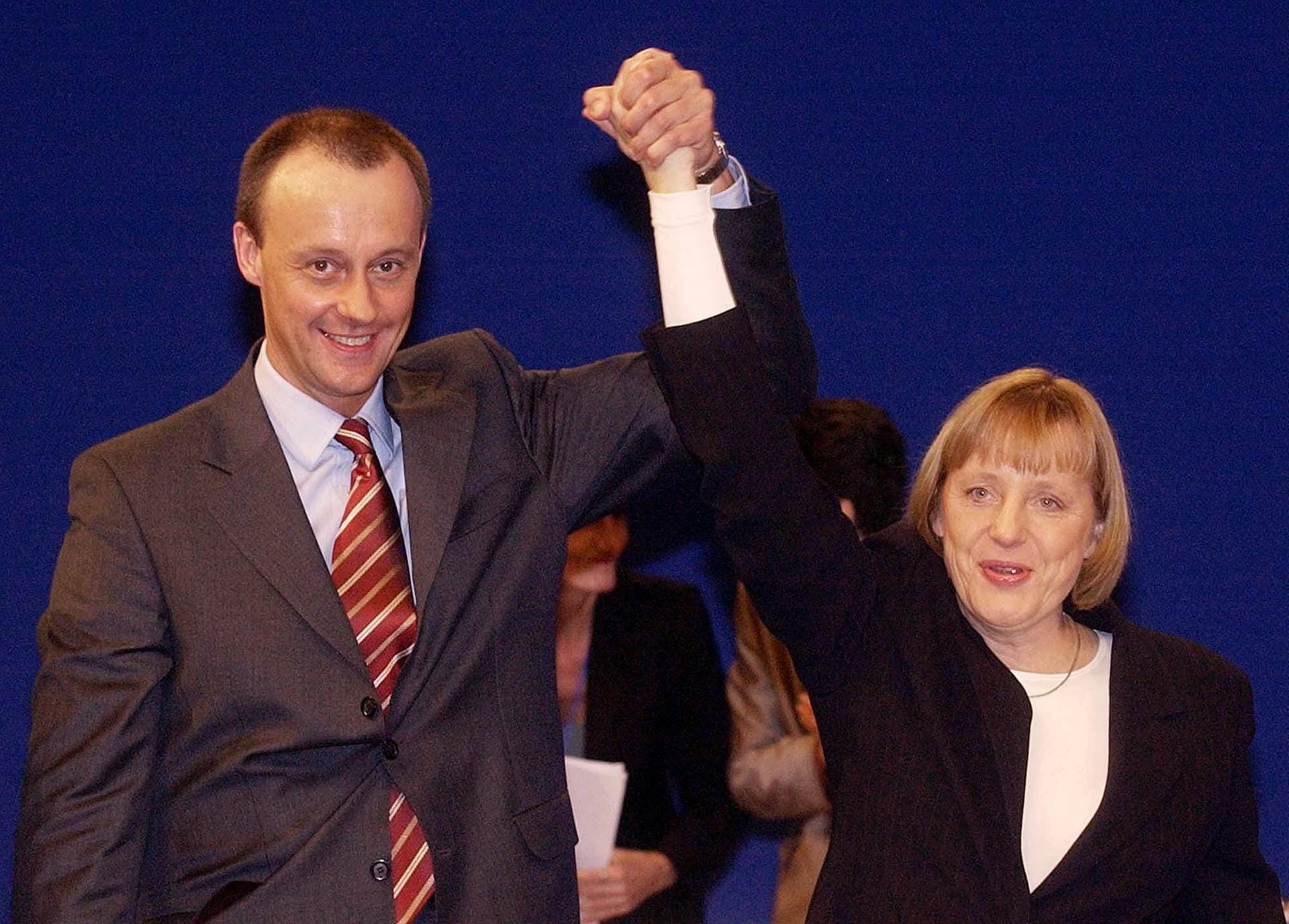 Kein Team auf Dauer: der neue Fraktionsvorsitzende Friedrich Merz und die neue Parteivorsitzende Merkel. Schäuble trat im Februar 2000 zurück, Merkel gewann in Regionalkonferenzen Unterstützung und wurde am 10. April zur CDU-Vorsitzenden gewählt.