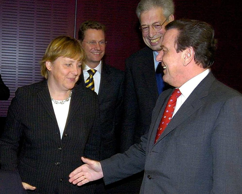 Aber Merkel regierte bald mit: Im Bundesrat hatte die Union durch gutes Abschneiden bei Landtagswahlen die Mehrheit errungen, Merkels CDU ließ dort 2003 mit kleineren Änderungen Schröders Agenda 2010 passieren.