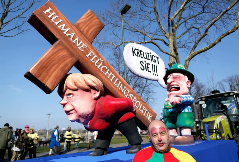 Konflikte mit der CSU in der Flüchtlingspolitik brechen früh auf. Schon im Karneval 2016 wollen die Bayern aus Sicht der Narren irgendwas mit Kreuz und Merkel weg.