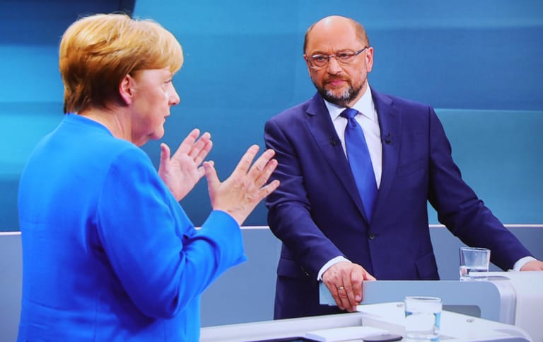 Martin Schulz erweist sich bei der Bundestagwahl 2017 als wenig schlagkräftig. Merkel wirkt dann aber seltsam unbeteiligt bei den Sondierungen zu einer Regierungsbildung, die sich lange hinziehen.