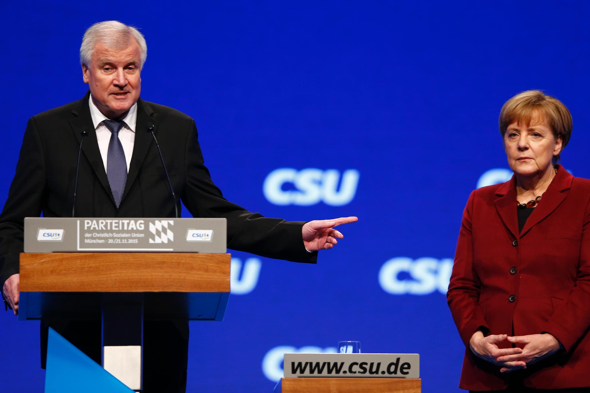 Beim CSU-Parteitag behandelt der damalige Parteichef Horst Seehofer die Kanzlerin im November 2015 wie ein dummes Mädchen.