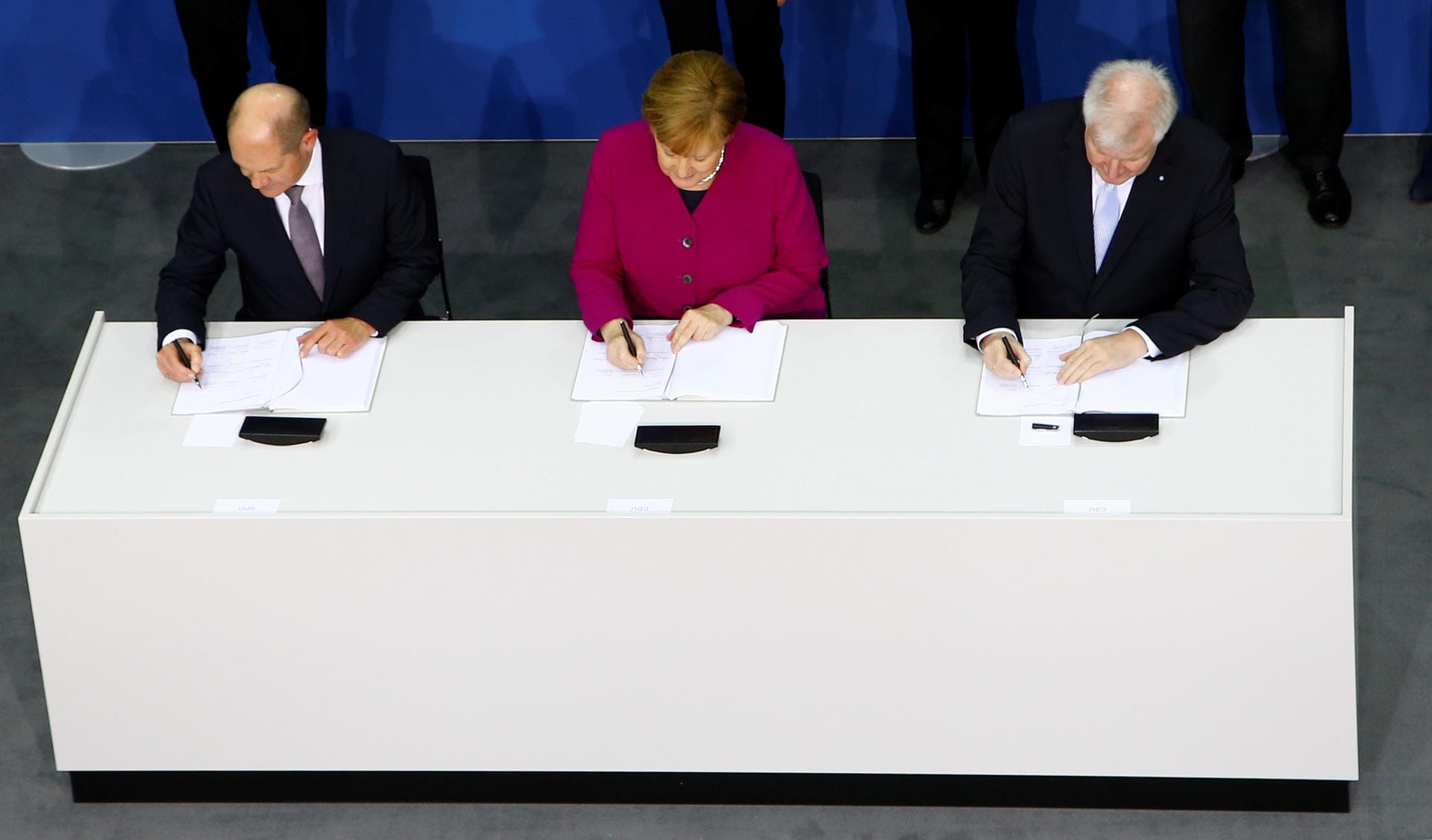 Schließlich stand das Bündnis doch, Merkel, Seehofer und Olaf Scholz für die SPD unterschrieben. Im März 2018 begann für Angela Merkel ihre vierte Amtszeit.