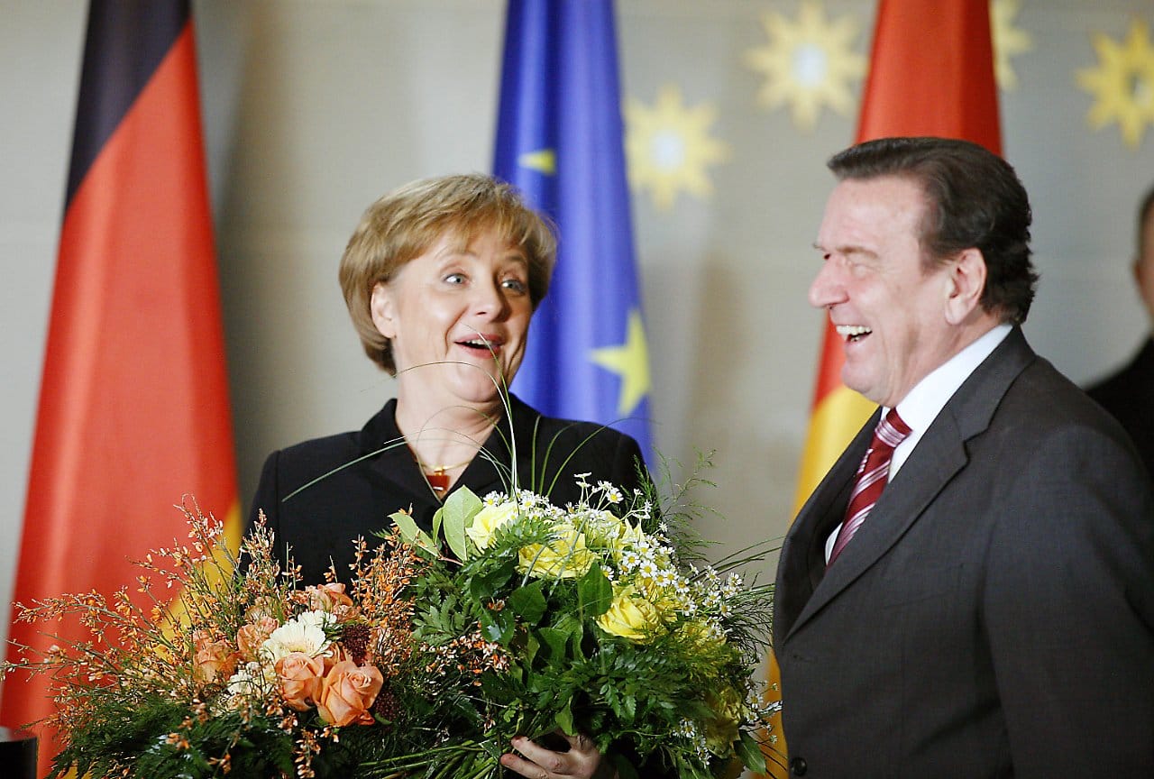 Und dann löste sie 2005 auch Schröder ab. Das Kanzleramt habe sie sich schon lange zugetraut, sonst hätte sie nicht den Parteivorsitz übernommen, sagte sie. Merkel führt eine große Koalition. Die damals 51-Jährige ist jüngste Person im Kanzleramt und die erste Frau.